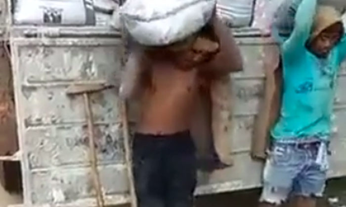  Viral Disability Did Not Stop Him He Is Carrying Heavy Bags On One Leg , Viral-TeluguStop.com