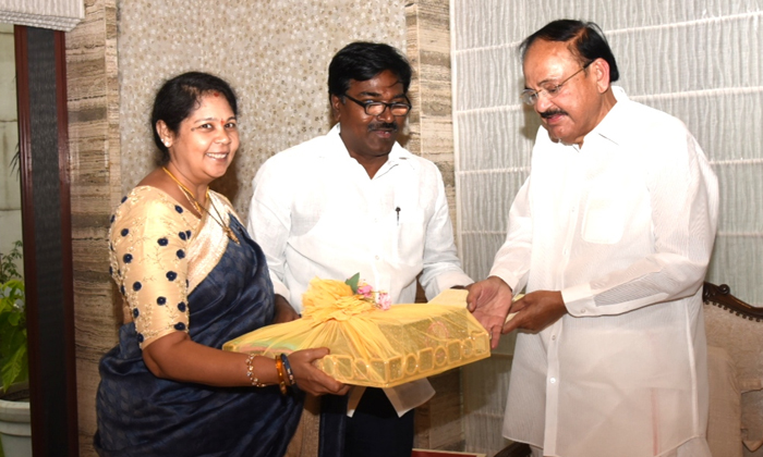  Minister Puvvada Invites Vice President Venkayya Naidu To His Son Marriage Detai-TeluguStop.com