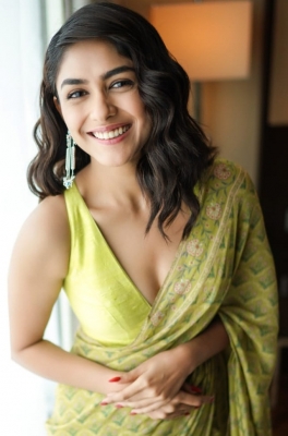  Mrunal Thakur Got Extensive Language Training For Telugu Debut In 'sita Ramam'-TeluguStop.com