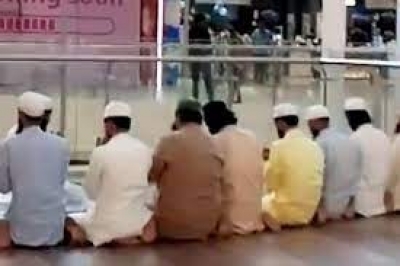  Namaz At Meerut Mall, Up Dgp Seeks Report-TeluguStop.com