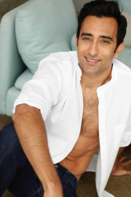  Rahul Khanna Forays Into Fashion, Curates Men's Accessories Collection-TeluguStop.com