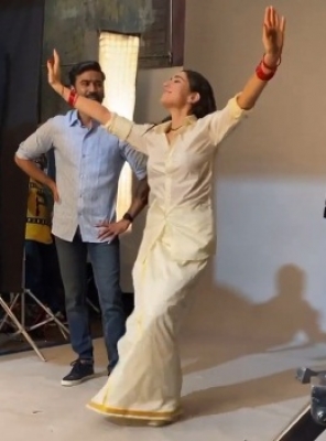  Sara Shares Bts Video Of Doing The Bhangra For Dhanush On 'atrangi Re' Sets-TeluguStop.com