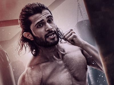  #sexiestposterever: Vijay Deverakonda's Bare Look In 'liger' Poster Trends On Tw-TeluguStop.com