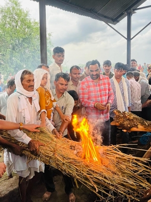  Six-year-old Daughter Performs Last Rites Of Crpf Jawan Who Killed Self-TeluguStop.com