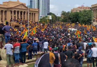  Sl Pm Summons Emergency Meeting As Protesters Storm President's House-TeluguStop.com