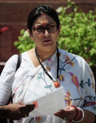  Smriti Irani Sends Legal Notice To Congress Over 'malicious Allegations' Against-TeluguStop.com