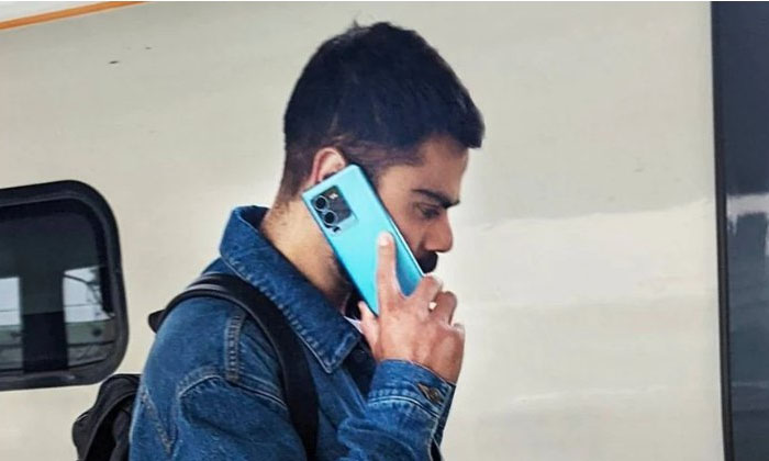 This Is The Phone Used By Your Favorite Player 'virat Kohli', Virat Kohli, Brand-TeluguStop.com