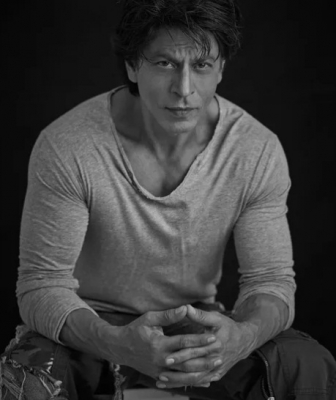  Srk's Monochrome Picture Takes Over The Internet-TeluguStop.com