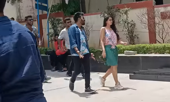  Sudigali Sudheer At Road Side With A Beautiful Girl And Video Viral On Social Me-TeluguStop.com