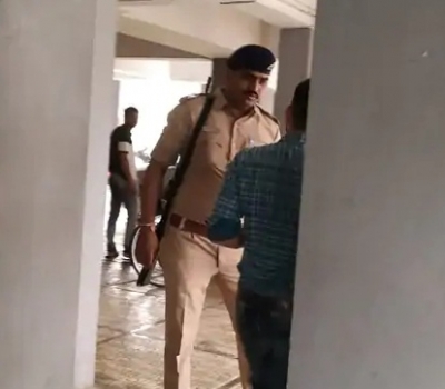  Surat Police Provides Security To Youth Who Received Death Threats-TeluguStop.com