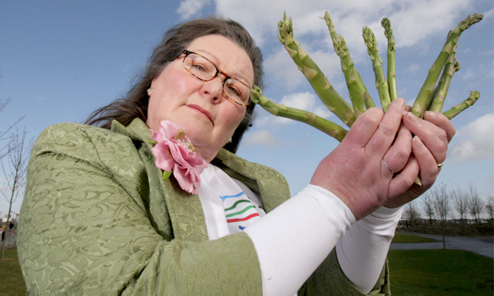  Uk Mystic Veg Woman Predicting The Feature With Asparagus Reveals Next Uk Pm Det-TeluguStop.com