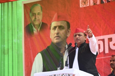  Yadav Veterans Criticise Akhilesh-TeluguStop.com