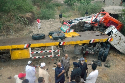  13 Killed, 5 Injured As Truck Falls Over Bus In Pakistan-TeluguStop.com