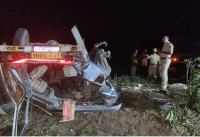  9 Killed In As Cruiser Rams Into Lorry In K'taka-TeluguStop.com