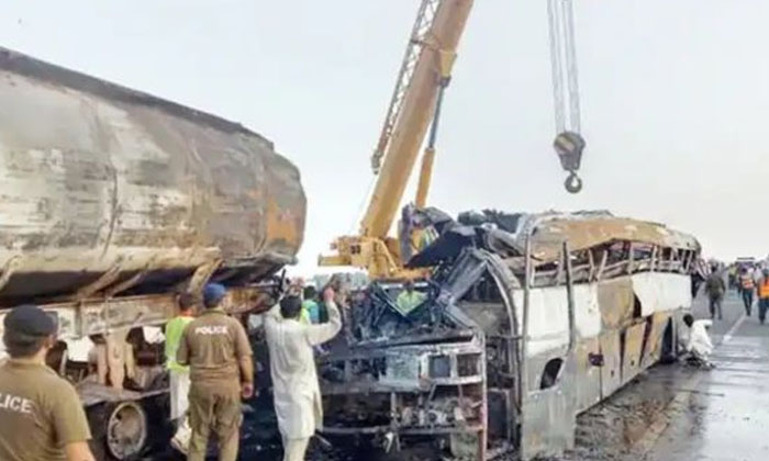  A Terrible Road Accident In Pakistan 20 People Were Burnt Alive , Burnt Alive, B-TeluguStop.com