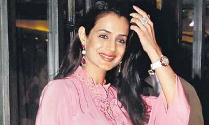 Ameesha Patel Bothroom Video Shared On Instagram , Ameesha Patel, Ameesha Patel Ameesha Patel Bothroom Video Shared On Instagram , Ameesha Patel, Ameesha Patel-TeluguStop.com