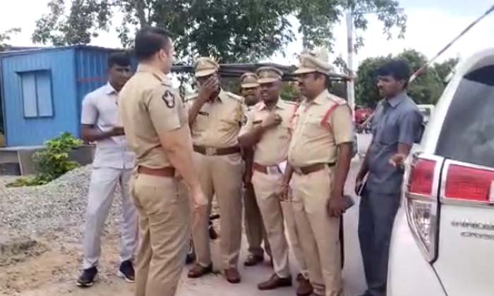  Sp Siddhartha Kaushal Who Suddenly Inspected The Check Post On The Borders Of An-TeluguStop.com