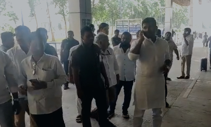  Andhra Pradesh Chief Minister Ys Jagan Reached Visakha , Ys Jagan, Visakha, And-TeluguStop.com