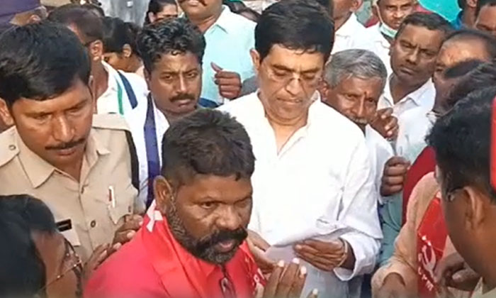  At The Gadapa Gadapa Program, The Minister Will Be Sprinkled On The Cheek , Gada-TeluguStop.com