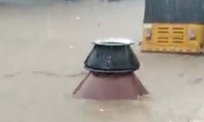  Biryani Pots Washed Away In Flood Water Shocking To See The Video , Flood Water,-TeluguStop.com
