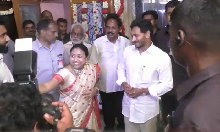  Cm Shri Ys Jagan Blessed The Newlyweds At The Residence Of Visakhapatnam South M-TeluguStop.com