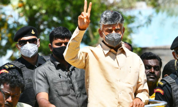  Clash Between Ycp And Tdp Workers In Chandrababu Kuppam Tour, Ycp, Tdp, Chandrab-TeluguStop.com