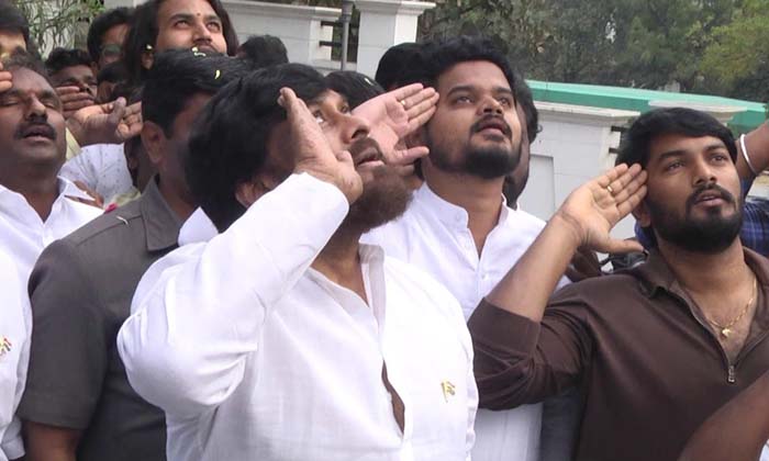  Chiranjeevi Unfurled The National Flag At The Blood Bank , Independence Day , Ch-TeluguStop.com