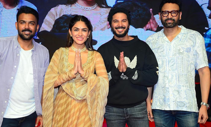  Dulquer Salmaan's 'sitaramam' Grand Event Was Successfully Held In Visakhapatnam-TeluguStop.com