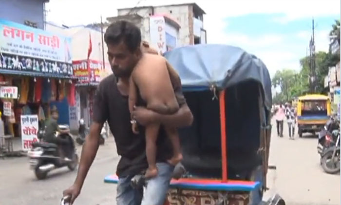  Emotional Video. Father Riding A Rickshaw While Picking Up A Small Child Father,-TeluguStop.com