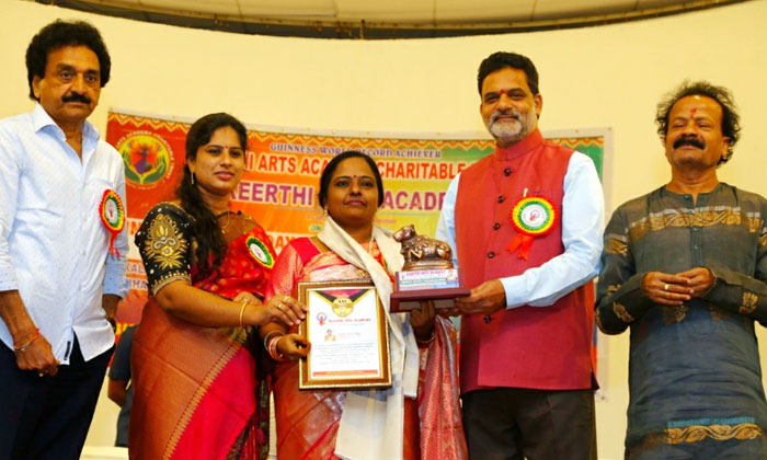  Gantela Jhansirani Was Awarded The Distinguished Nandi Award , Gantela Jhansiran-TeluguStop.com