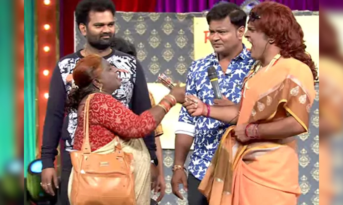  Getup Srinu Another Super Performance In Extra Jabardasth Lokulu Kakulu Aunty De-TeluguStop.com