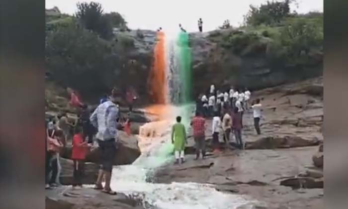  Viral Video: Have You Ever Seen Tricolor Falls , Viral Latest, News Viral, Socia-TeluguStop.com