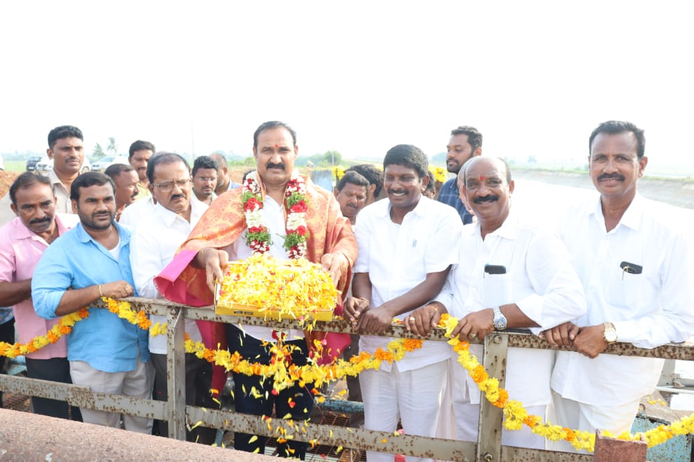  Mla Who Lifted The Gates And Released The Water-TeluguStop.com