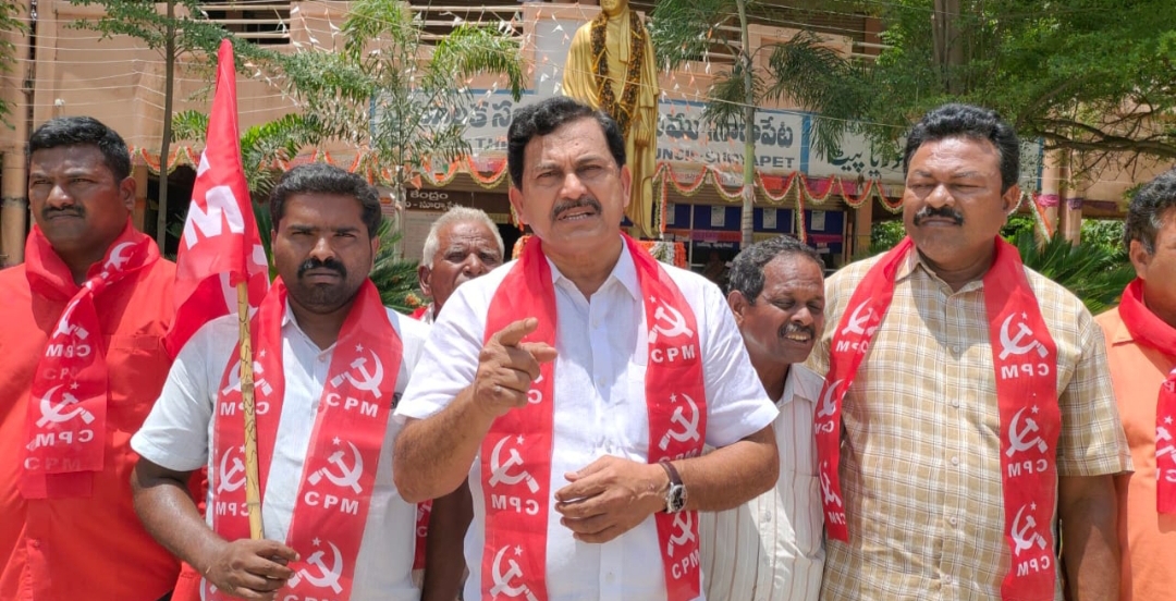  Cpm Dharna In Front Of Municipal Office-TeluguStop.com
