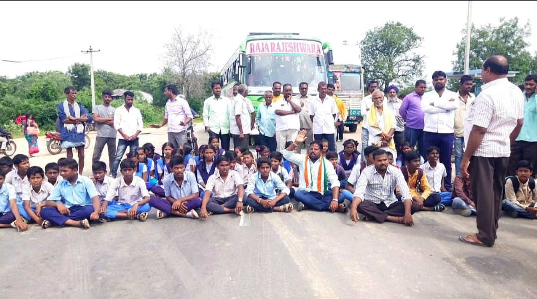  There Is No Bus For Cm's Adopted Village-TeluguStop.com