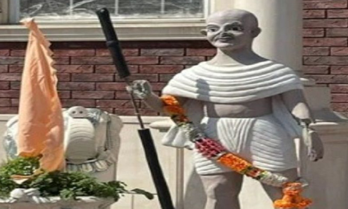 Mahatma Gandhi Statue Outside Hindu Temple In New York Vandalised,mahatma Gandhi Mahatma Gandhi Statue Outside Hindu Temple In New York Vandalised,mahatma Gandhi-TeluguStop.com