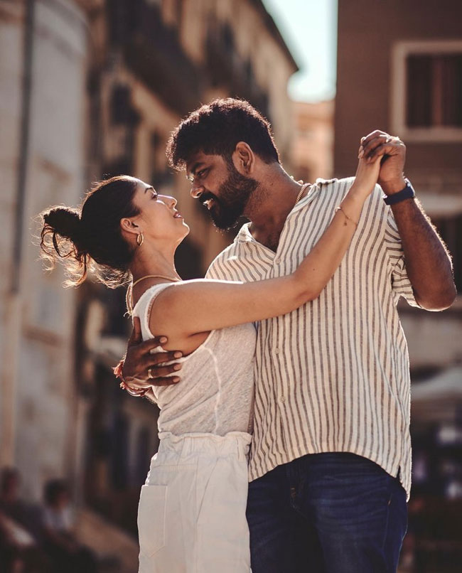  Nayanthara And Vignesh Shivan's Romance In Public, Nayanthara , Vignesh Shivan,-TeluguStop.com