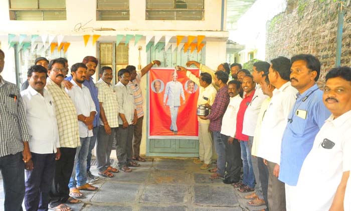  Palabhishekam For Cm Kcr And Allam Photos , Palabhishekam, Cm Kcr ,houses Of Jou-TeluguStop.com