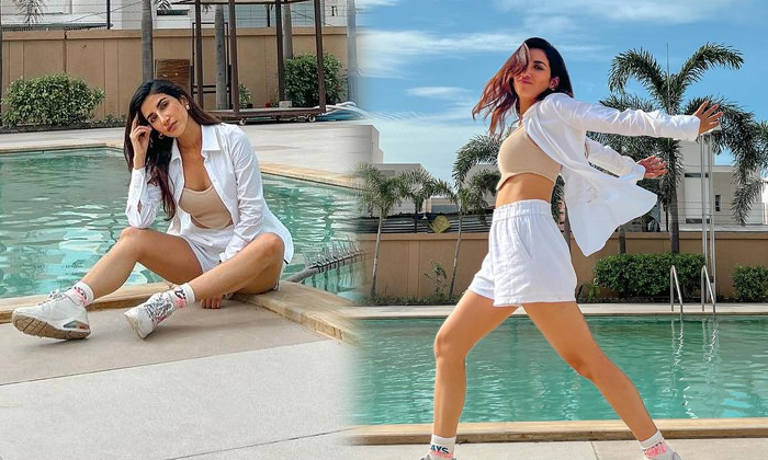 Parul Gulati Sets Hearts Racing With Her Captivating Pictures-telugu Actress Photos Parul Gulati Sets Hearts Racing With High Resolution Photo