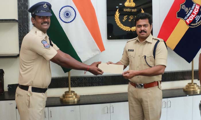 Blue Colds Constable Handed Over The Lost Bag To The Victim , Blue Colds Const Blue Colds Constable Handed Over The Lost Bag To The Victim , Blue Colds Const-TeluguStop.com