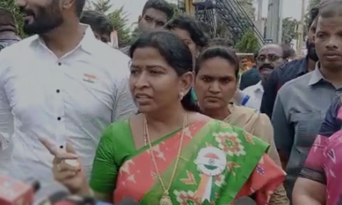 Representatives Of The Public Attended The National Flag Rally Held In Rajahmund Representatives Of The Public Attended The National Flag Rally Held In Rajahmund-TeluguStop.com