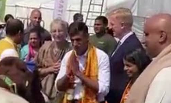  Britain's Pm Candidate Rishi Sunak And Wife Perform ‘gau Pooja’ In London ,-TeluguStop.com