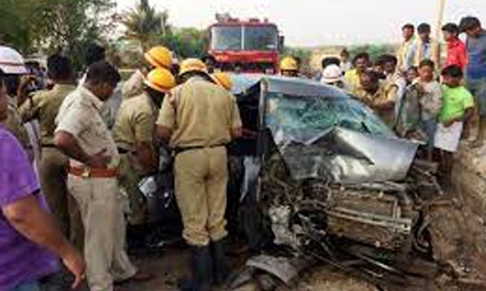  Serious Road Accident In Karnataka Six People Died On The Spot , Bidar, Car Acci-TeluguStop.com