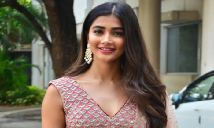  Pooja Hegdes Era In Tollywood Is Over Is It Difficult To Appear In Telugu Movies-TeluguStop.com