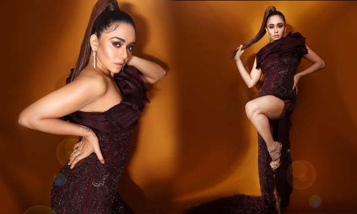 Sizzling Pictures Of Actress Amruta Khanvilkar Make Heads Turn-telugu Actress Photos Sizzling Pictures Of Actress Amruta High Resolution Photo