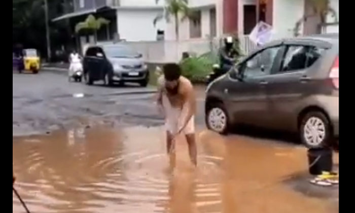  Swimming Pool On The Road Person Protests After Taking A Bath , Road, Swimming-TeluguStop.com