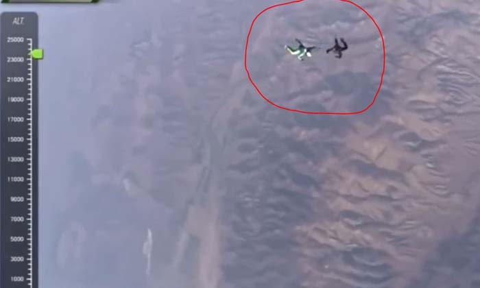  Viral The Brave Man Who Jumped Down From The Plane, Viral, Flight, Social Media-TeluguStop.com