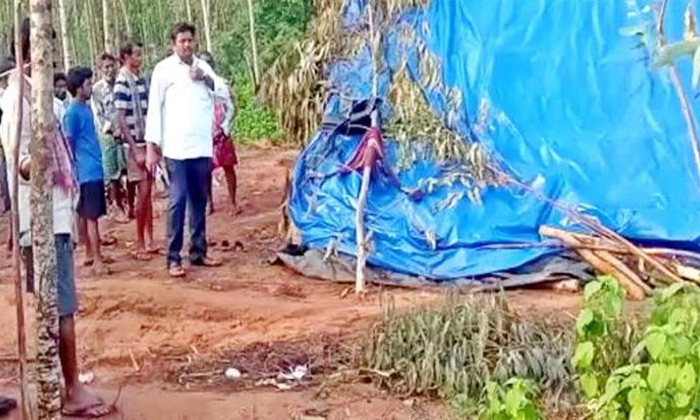  Tragedy In Eluru District Four People Died Due To Lightning, Eluru District, Thu-TeluguStop.com