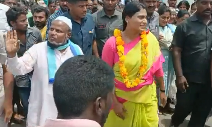  Villagers Gave A Warm Welcome To Ys Sharmila In Gaud Jammi Chedu Village Of Gadw-TeluguStop.com