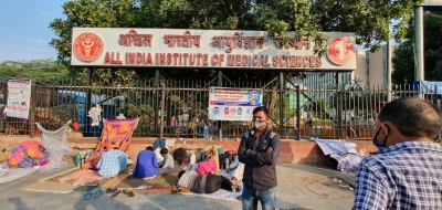  Aiims Students Protest Against Admn Over Death Of Paramedical Student-TeluguStop.com